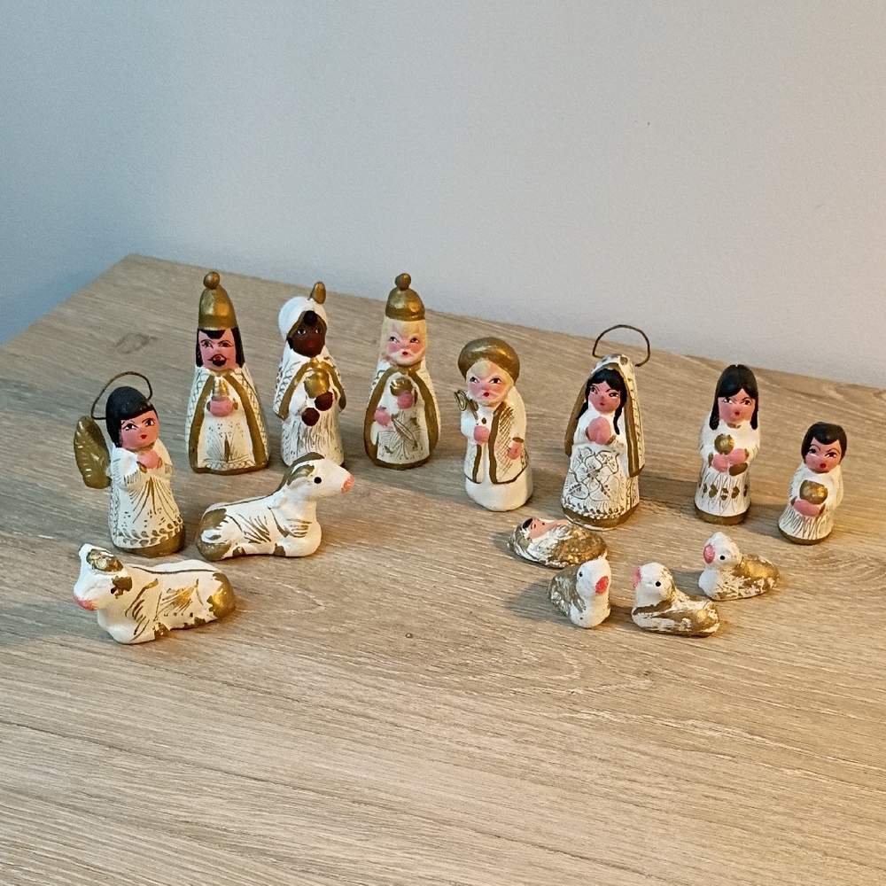 Vintage Mexican Nativity Creche Nacimento 14 PC Hand Painted Clay Miniature Set